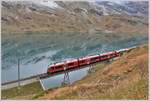 Bernina Express PE951 mit ABe 8/12 3502 auf der Brücke am See bei Ospizio Bernina 2253m.