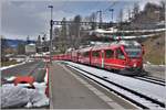 IR1133 mit ABe 8/12 3511 nach St.Moritz fährt in Filisur ein.
