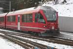Der Allegra ABe 8/12 3512 wird für die Fahrt nach Chur in den Bahnhof Arosa gefahren.