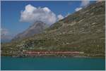 Ein RhB Bernina Bahn Regionalzug ist am Lago Bianco kurz nach Bernina Ospizio auf dem Weg nach St.Moritz.
