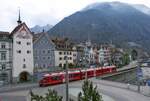 Am Morgen des 03.04.2022 fährt der ABe 8/12 3506 der Arosabahn entlang der Churer Altstadt zum Bahnhof.