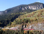 Bernina-Express von Chur nach Tirano an einem wunderschönen Herbstnachmittag zwischen der Haltestelle Schmitten (links) und dem Landwasserviadukt.