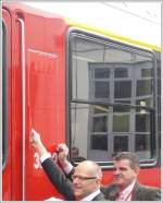 Erwin Rutishauser der Direktor der RhB und Peter Spuhler CEO der Stadler Rail Group bei der gemeinsamen Namensenthllung des 3502.
Landquart (01.05.2010)