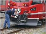 Nicht fr Pufferksser, sondern damit sich die Gste der Tauffeier nicht die Kleider schmutzig machen, werden die Puffer gereinigt. Landquart (01.05.2010)