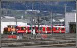 Auf drei Rollschemeln traf der neuste ABe 8/12 3512 in Landquart ein und wird von der Gm 3/3 232 ins Deot geschoben. (06.12.2011)