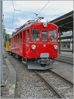Im Hochformat und bildfüllend: der RhB Bernina Bahn ABe 4/4 I 35 der Blonay-Chamby Bahn wartet in Vevey mit dem RhB As2 (ebenfalls im Besitz der Blonay-Chamby Bahn) als Riviera Belle Epoque auf