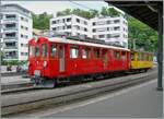 Der RhB Bernina Bahn ABe  4/4 I 35 der Blonay-Chamby Bahn wartet in Vevey mit dem RhB As2 (ebenfalls im Besitz der Blonay-Chamby Bahn) als Riviera Belle Epoque auf die Abfahrt nach Chaulin.