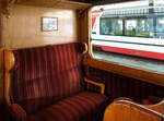 Blick aus dem Alten zum Neuen: weiche Polster im Oldie-Bernina-Triebwagen ABe 4/4 mit Blick auf einen modernen Paoramawagen. St. Moritz, 7.8.2025
