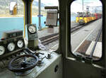 Oldtimer und offene Panoramawagen: Blick in Ospizio Bernina aus dem hinteren Führerstand im ABe 4/4 auf die 'Frischluftwagen' am Schluss des Regionalzuges nach St. Moritz. Ospizio Bernina, 7.8.2025