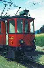 NStCM__Tw 'ABDe 4/4' Nr. 3 von 1924__09-1976.   Die teils asynchrone Struktur zwischen der Tw.-Nummerierung und deren Baujahren rührt wohl von der Übernahme von 2 Tw des seinerzeitigen französischen Betreibers MLC (ex CFEJ) des Streckenteils La Cure-Morez durch die NStCM 1961 her. So werden die Baujahre der Tw 2 und 3 mit 1936 bzw. 1924 angegeben, während für die höheren Nummern die Baujahre 1916/18 angegeben werden. Quelle: EGB  https://eingestellte-bahnen.ch/category/schmalspur/ 