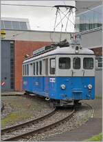 Der BD (Bremgarten-Dietikon Bahn) BDe 4/4 10 wurde im Jahre 1928 in Betrieb genommen. Gebaut hat dieser Triebwagen die Schweizerischen Wagonfabrik in Schlieren und die Maschinenfabrik Oerlikon, beide Werke sind nicht weit von der Bremgarten Dietikon Bahn entfernt im Limmattal bzw. bei Zürich. Der 16.22 Meter lange, 32 Tonnen schwere und 45 Km/h schnelle Triebwagen stand mit seinem Schwesterfahrzeug BDe 4/4 11 bis 1986 bei der BD im Einsatz. Während der BDe 4/4 11 mittlerweile ausrangiert wurde, konnte der BDe 4/4 10 zum Gesellschaftswagen umgebaut werden. Der heute als  Mutschälle-Zähni  im Sonderzug Einsatz stehende Triebwagen bietet in vielerlei Hinsicht einen geschätzten Beitrag im exklusiven Nostalgieverkehr und einen interessanten Gegensatz zum Planverkehr. Heute wartet das  Mutschälle-Zähni  auf den Einsatz als  Fondue-Tram  im Rahmen des bekannten Weihnachtsmarkts von Bremgarten. (Fotostandpunkt: auf dem Bahnsteig) 

6. Dezember 2024 