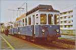 Auf der Suche nach einem  Mandarinli  bin ich - bildlich gesprochen - über dieses  blaue Bähnli  gestolpert: In Worb Dorf wartet der VBW BDe 4/4 N° 35, mit einen Zwischen- und Steuerwagen auf die Abfahrt nach Bern Kirchenfeld. Interessanterweise ist das so typisch urige  Blaue Bähnli  in diesem Fall gar nicht so sehr schweizerisch, stammen doch Zwischen- und Steuerwagen aus Rastatt, bzw. waren vor der Übernahme an die VBW in Pforzheim im Einsatz. Der ex Zwischenwagen 338 erhielt vom VBW BDt3 241 die Führerstands Einrichtung und ist nun als Steuerwagen 233 unterwegs. 

Analogbild vom 29. Nov. 1984