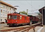Einer der drei WSB De 4/4 (Baujahr 1972) steht mit einem aufgebockten Gklm und einem Gs als Güterzug 550 in Menziken Burg und wartet auf die Abfahrt nach Suhr.
