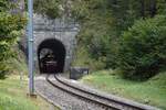 Am 22.09.2024 erscheint im Portal eines der kleinen Tunnels bei Bollemont JU (Fondeval) die Front eines Triebzugs.  
