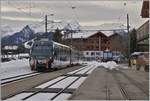 Der von Sarah Morris als  Monarch  gestaltete MOB Be 4/4 mit seinen Steuerwagen ABt 341 und Bt 241 auf dem Weg nach Zweisimmen beim halt in Schönried, damals standen dort noch einige, der