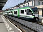 Die RBe 4/8 49 und 48 sind gekuppelt und bereit um weiter nach Lausanne-Flon zu fahren, 17.3.20 im Bhf Echallens.