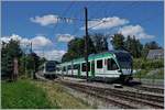 Die LEB RBe 4/8 43 und 47 erreichen als Regionalzug 241 nach Cheseaux den Bahnhof von Jouxtens-Mézery und bieten einen Vergleich zum neuen Be 4/8 N° 62 auf Gleis 1.