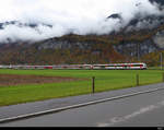 zb - IR nach Luzern an der Spitze der Triebzug ABReh 150 006-9 unterwegs in Meiringen am 24.10.2020