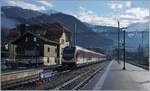 Der aus Luzern in Meiringen eingetroffene IR 2916, bestehend aus dem halben Zentralbahn  Adler  150 203-4 und dem  Fink  160 003-4 vollzieht in Meiringen den Fahrtrichtungswechsel und wartet auf die