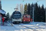 Die 1911 vom MFO gebaute HGe 2/2 N° 1 der CEV und der über hundert Jahre später von Stadler gelieferte SURF ABeh 2/6 7503  Blonay-Chmby  in der noch schattigen Gipfelstation Les