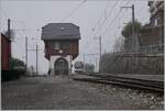 Bei einem Fototechnisch interessanten Wetter erreicht der CEV MVR ABeh 2/6 7508, unterwegs von Les Avants nach Montreux, den neu renovierten Bahnhof von Chamby.