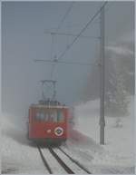 Der RB Bhe 2/4 N° 2 kämpft sich kurz nach der Staffelhöhe durch den Nebel und wird in Kürze die sonnige Station Rigi Staffel erreichen.