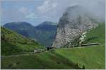 Zwei Bhe 4/8 sind beim Dent de Jaman auf dem Weg zum Rochers des Naye.