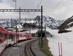 Während der Fahrt mit R 844 von Andermatt nach Disentis/Muster bei Einfahrt in Station Oberalppass, rechts im Bild der Leuchtturm (eine Marketingaktion, soll Symbol sein für die Verbindung