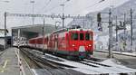 Mit einem RE verlässt der Gepäcktriebwagen Deh 4/4 II 94 der Matterhorn-Gotthard-Bahn am 02.04.2022 Disentis