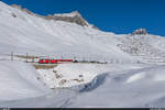 MGB Deh 4/4 24  Täsch  mit Autozug Sedrun - Andermatt am 10. Januar 2021 zwischen Oberalppass und Nätschen.
