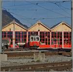Ein Blick von der Zugangsstrasse über die Geleise auf das MC Dépôt in Vernayaz MC mit dem Xemh 4/4 N° 6 im Vordergrund.