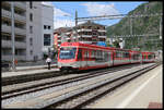 Die RE 42 nach Fesch erreicht hier am 23.5.2025 um 11.37 Uhr den Schmalspurbahnhof Brig.