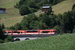 Am 05.07.2026 �berquert dieser Komet der MGB mit Steuerwagen die Br�cke �ber den Aua dal Val Giuv zwischen Dieni und Rueras.