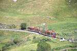 Nebenbahnromantik am 05.07.2026 zwischen Realp und Hospenthal, ein moderner Triebzug, verst�rkt mit einem Gelenksteuerwagen, f�hrt durch das Urserental.