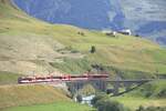 Ein moderner Zug bef�hrt am 05.07.2026 die Br�cke �ber die Furkareuss zwischen Hospental und Realp.