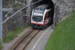 Am 26.05.2024 verlässt der Panoramaexpress Luzern - Interlaken den kurzen Tunnel am Grütgraben.