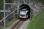 Am 26.05.2024 verschwindet der Regionalzug Interlaken - Meiringen im kurzen Tunnel am Grütgraben.