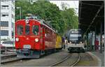 In Vevey warten auf ihre Abfahrt: Der Bernina Bahn RhB ABe 4/4 35 der Blonay Chamby Bahn mit dem Riviera Belle Epoque nach Chaulin und der CEV MVR ABeh 2/6 7508 nach Les Pléiades.