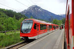 Auf der Matterhorn-Gotthard-Bahn, im unteren Abschnitt zwischen Brig und Grengiols: Kreuzung in Bitsch mit dem neuen  Orion -Zug 309. 6.Mai 2024 