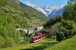 Auf dem Weg von Visp nach Zermatt durchfährt der ABeh 8/12 310 der Matterhorn-Gotthard-Bahn am 09.05.2024 die Ortschaft Neubrück