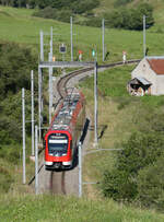 Regionalzug von Brig nach Andermatt kurz vor Hospenthal.