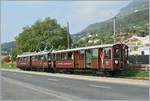 Der schiebende Martigny-Châtelard Pendelzug BCFeh 4/4 N° 15 von seinem Steuerwagen BFZt4 N° 75 aus bedient verlässt Blonay in Richtung Chamby.
