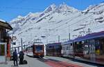 Auf dem Weg von Zermatt zum Gornergrat treffen am 10.05.2024 der Bhe 4/6 3084 und ein weiterer Bhe 4/6 der Gornergratbahn in der 2582 m hoch gelegenen Station Riffelberg ein. Ein Doppel der 2022 beschafften Bhe 4/6 vom Typ  Polaris  wartet auf die Weiterfahrt in die Gegenrichtung. Im Hintergrund die Mischabelgruppe (4545 m).