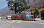 Die beiden Monte Generosso Bahn (MG) Triebwagen Bhe 4/8 11 mit Vorstellwagen M11 und der Bhe 4/8 12 machen sich in Capolago am frühen Nachmittag für die Bergfahrt bereit, wobei die