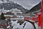 R823 mit Deh 4/4 21 fährt in Andermatt ein.