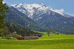 Am 11.05.2024 trifft der Deh II 95 der Matterhorn-Gotthard-Bahn in Lax ein, im Hintergrund das 2951 m hohe Bättlihorn