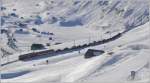 Das herrliche Winterwetter lockt hunderte von Fussg�ngern, Schlittler und Skifahrer auf die verschneite und f�r Autos gesperrte Oberalppassstrasse.