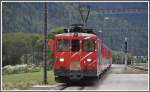 Der Regio 546 aus Brig mit einem Deh 4/4 f�hrt in Oberwald ein.