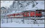 Der Deh 4/4 92  Realp  schiebt den Regionalzug von G�schenen durch die Sch�llenenschlucht hinauf nach Andermatt.