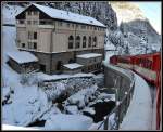 Ein Regionalzug aus Andermatt erreicht in K�rze den Bahnhof G�schenen.